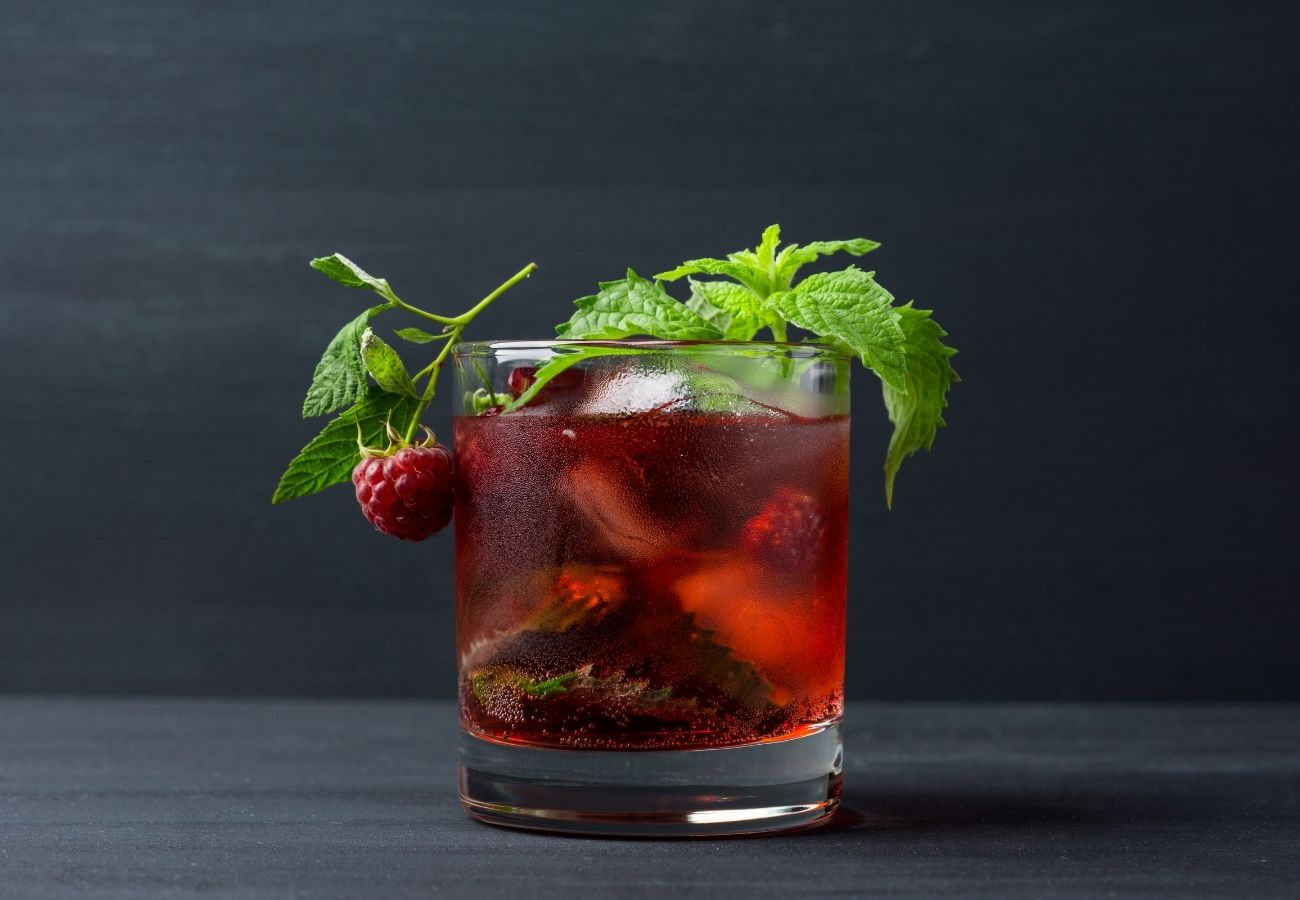 cocktail framboise gin cocktail framboise gin eau gazéifiée menthe